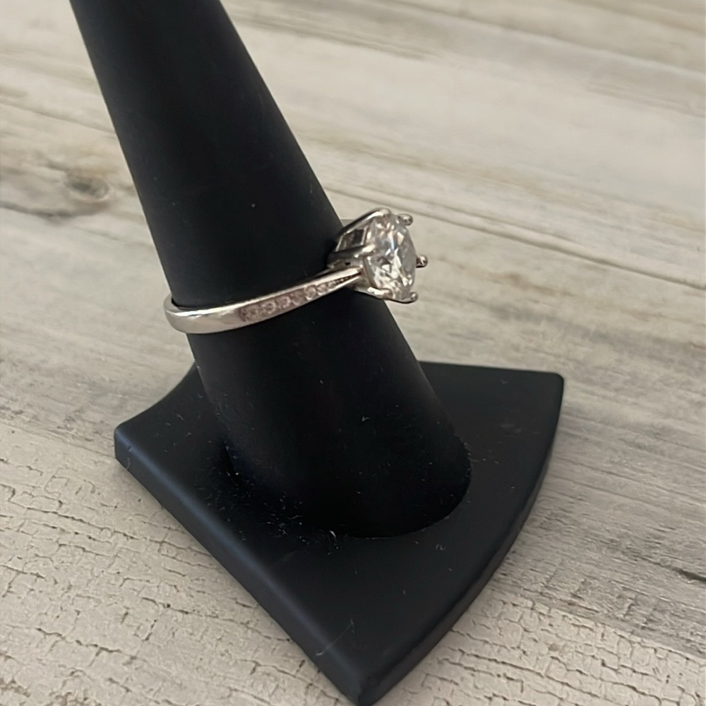 Gorgeous Sterling Silver 2Ct Moissanite Diamond Ring. - Picture 4 of 7